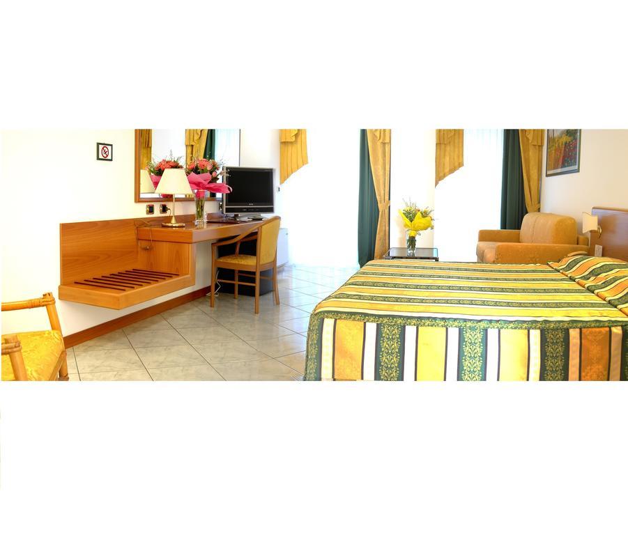 Hotel Capri Bardolino 3S Habitación foto
