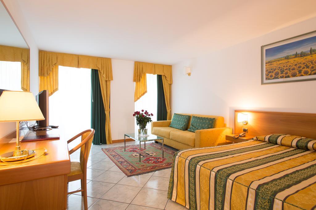 Hotel Capri Bardolino 3S Habitación foto